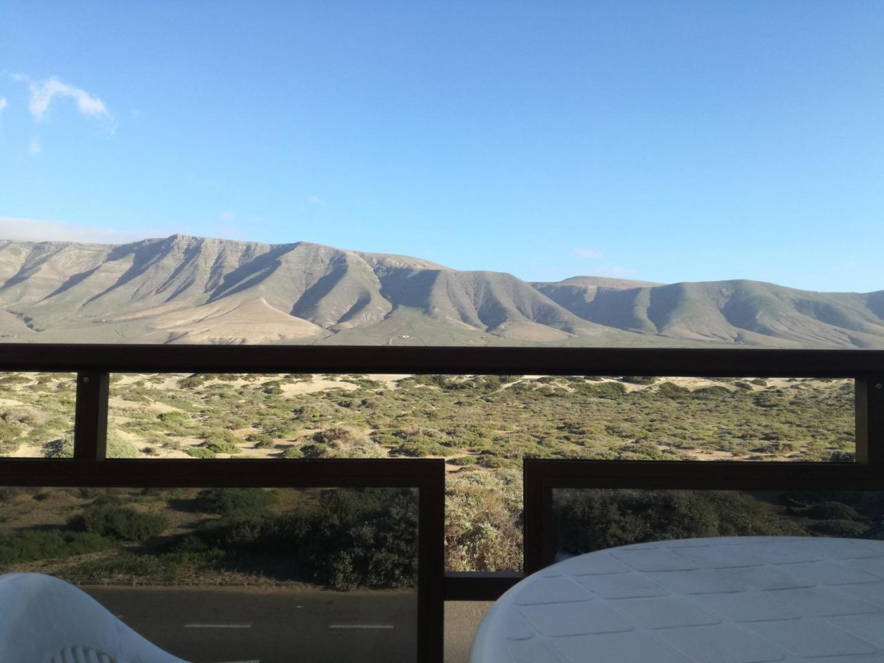 Surfhouse Hostel Famara Caleta De Famara Εξωτερικό φωτογραφία